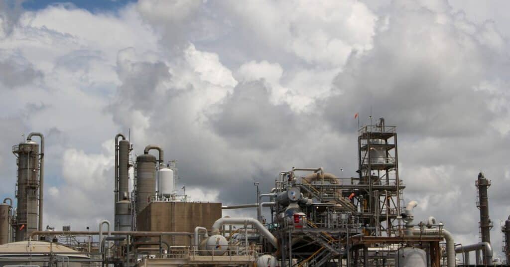 Oil and gas facility for gas dehydration